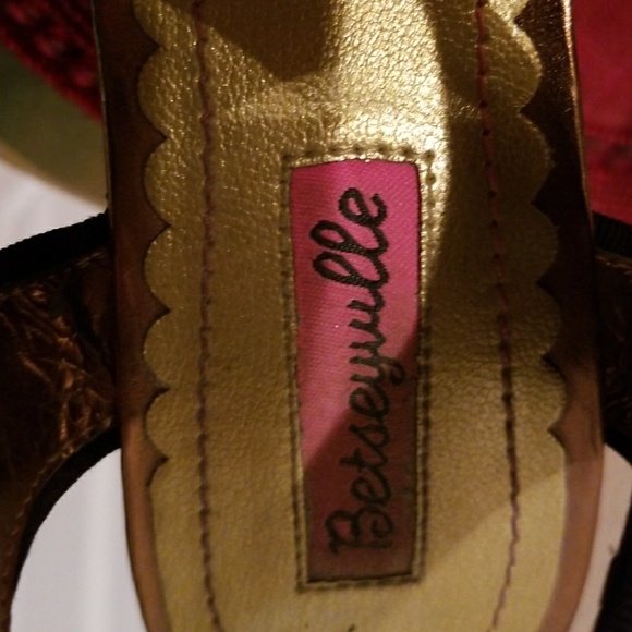 Bettsyville golden /black Wedge! NWOT - Picture 4 of 6